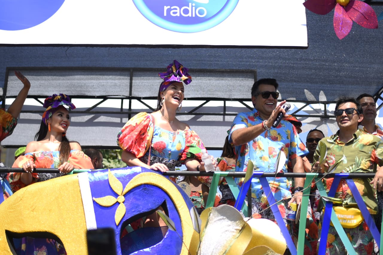 Los presentadores Carolina Cruz y Carlos Calero.