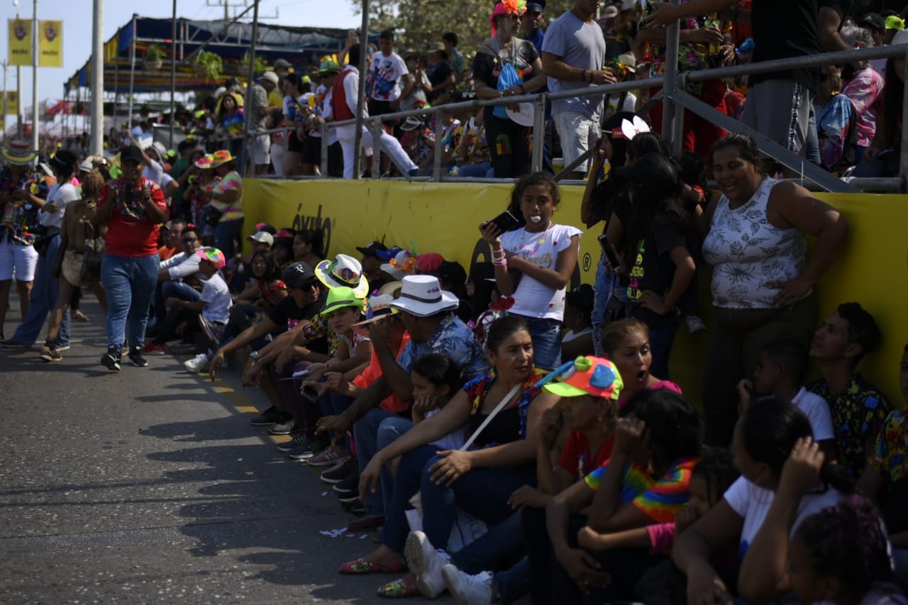 La gente vivió también la Batalla de Flores en el bordillo.