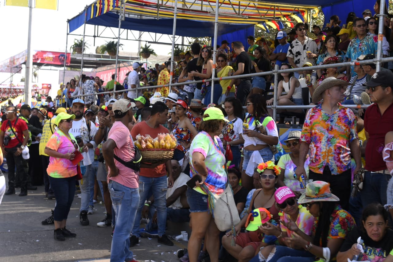 La gente vivió también la Batalla de Flores en el bordillo.