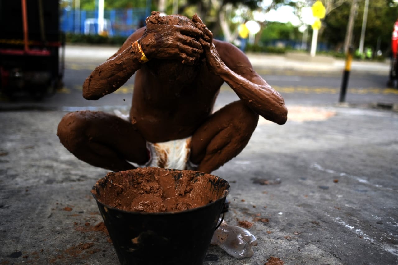 Para la Guacherna, Ricardo Castro Varela, 'El Puerco', llevó la arcilla preparada desde su casa.