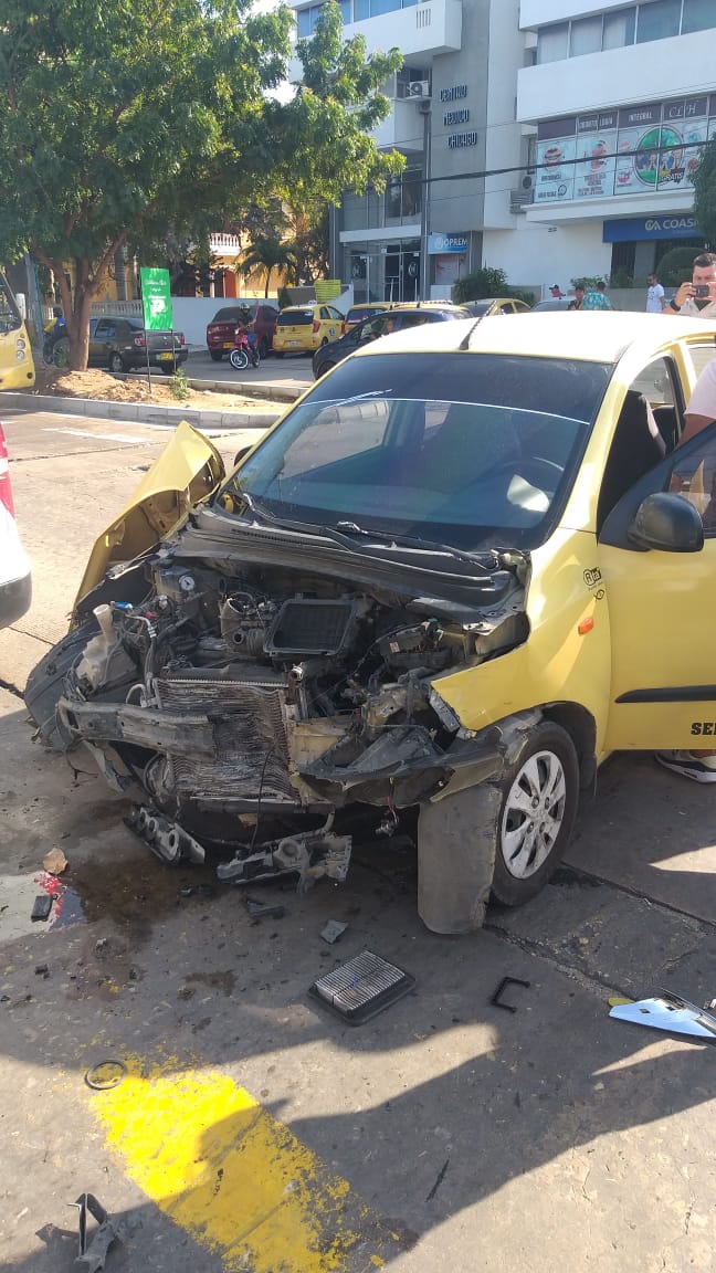 Así quedó el taxi tras el accidente.