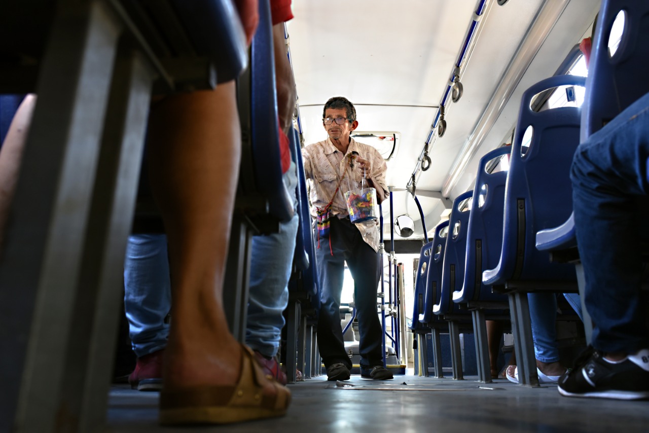 Ricardo Castro Varela, 'El Puerco', vendiendo dulces en los buses urbanos de Barranquilla.