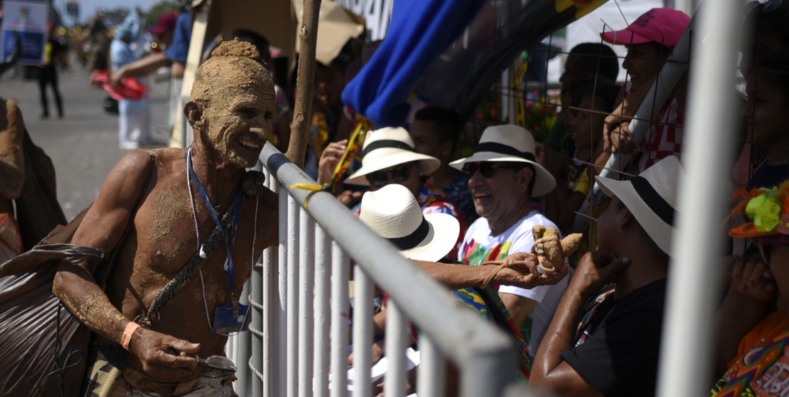 'El puerco' generando risas durante la Batalla de Flores.