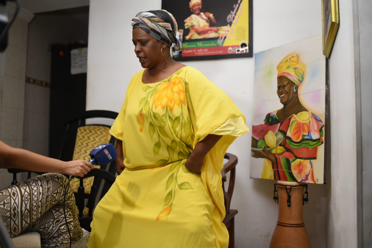 Matilde Herrera bailando mientras canta un juego palenquero.