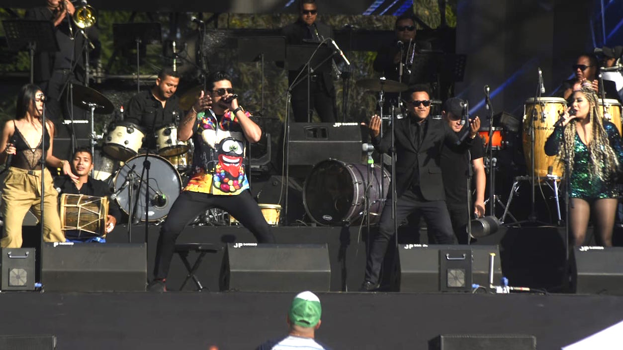 La Bangdola deleitando al público presente en la Plaza de Paz.