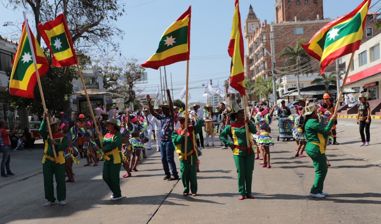 Las banderas dieron inicio al desfile en la calle 84.