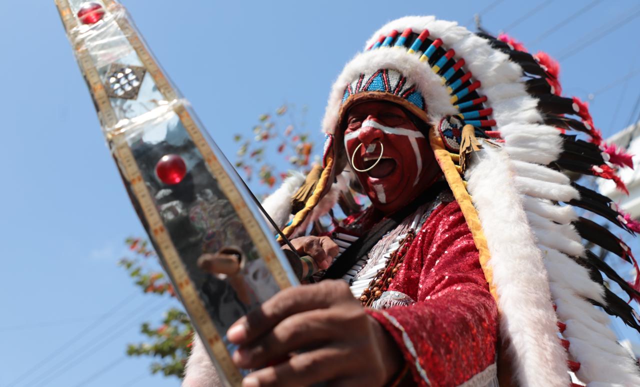 Indio Pielroja acompañando el desfile de los niños en la calle 84.