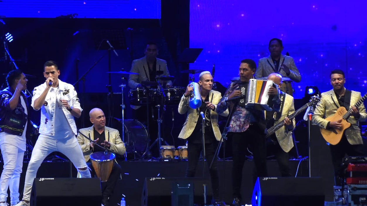 Tras el homenaje continuó la presentación de Binomio de Oro con Israel Romero.