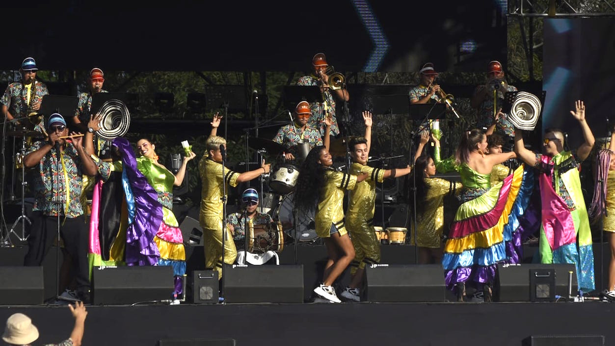 Kumbele Orquesta  con la música merenguera.