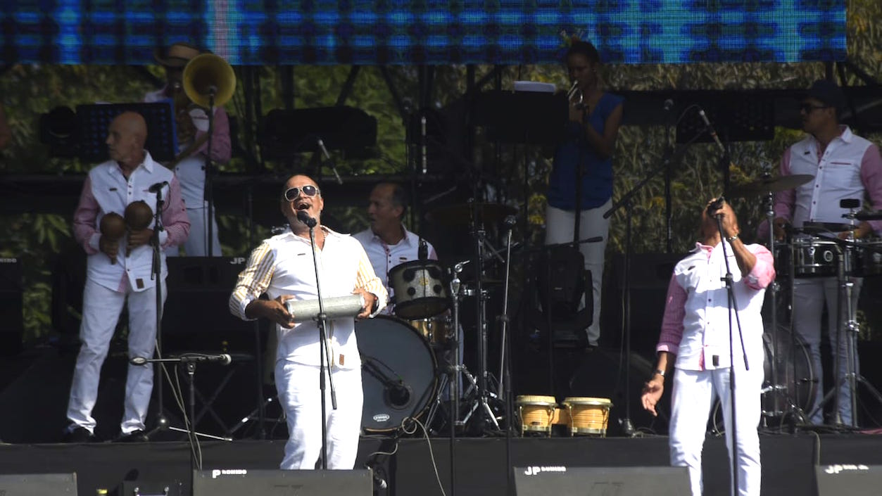 Rufo Garrido con su música tropical.