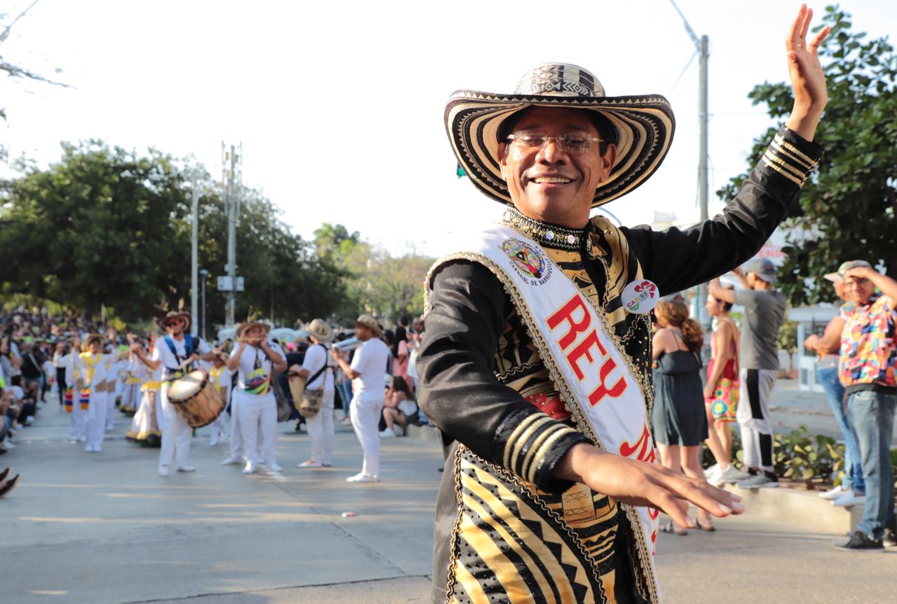 El Rey Momo Alcides Romero baila en la despedida del Carnaval.