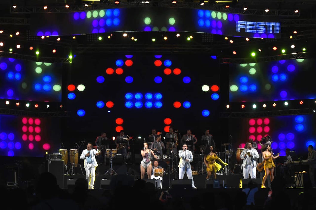 Roberto Torres con Sensación Orquesta.