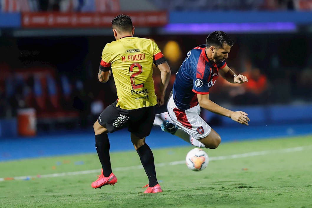 Mario Pineida, de Cerro Porteño, disputando un balón con Alberto Espínola de Barcelona de Ecuador.