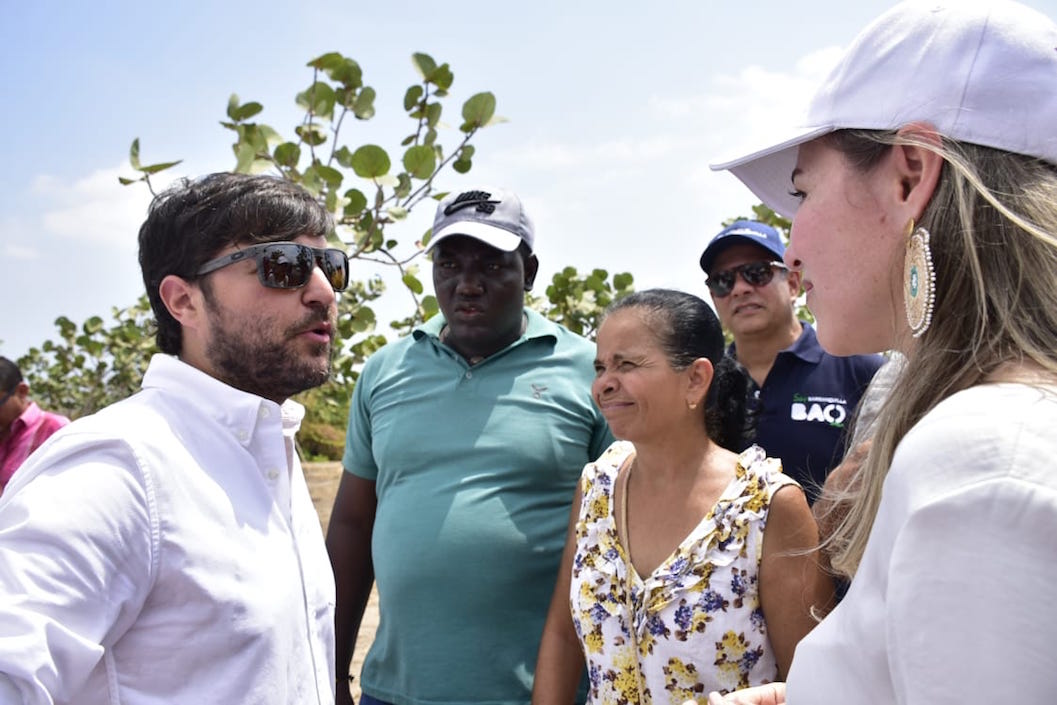 El Alcalde Jaime Pumarejo dialogando con residentes del sector.