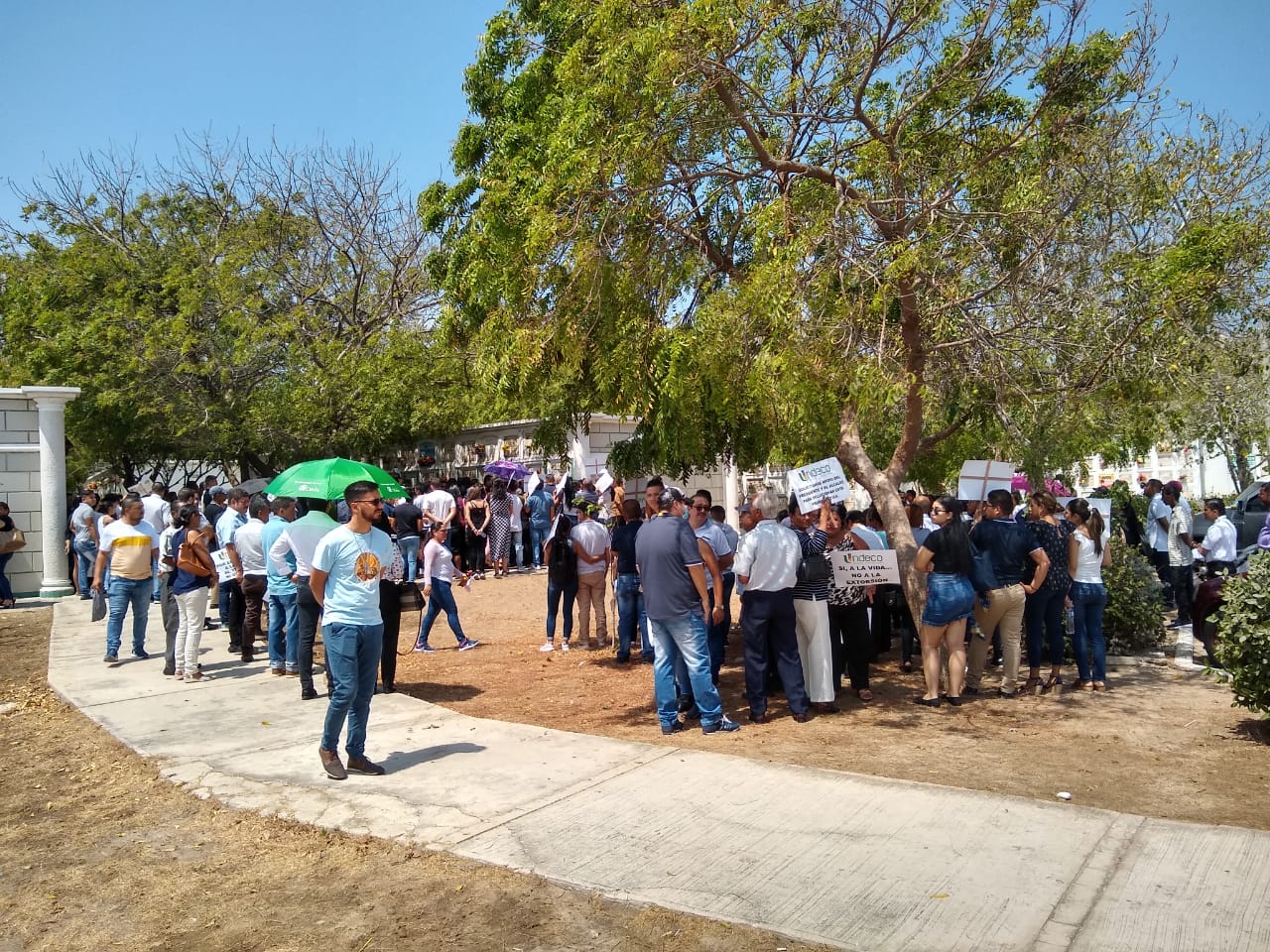 Amigos y familiares de Gerardo Reyes, durante el sepelio.