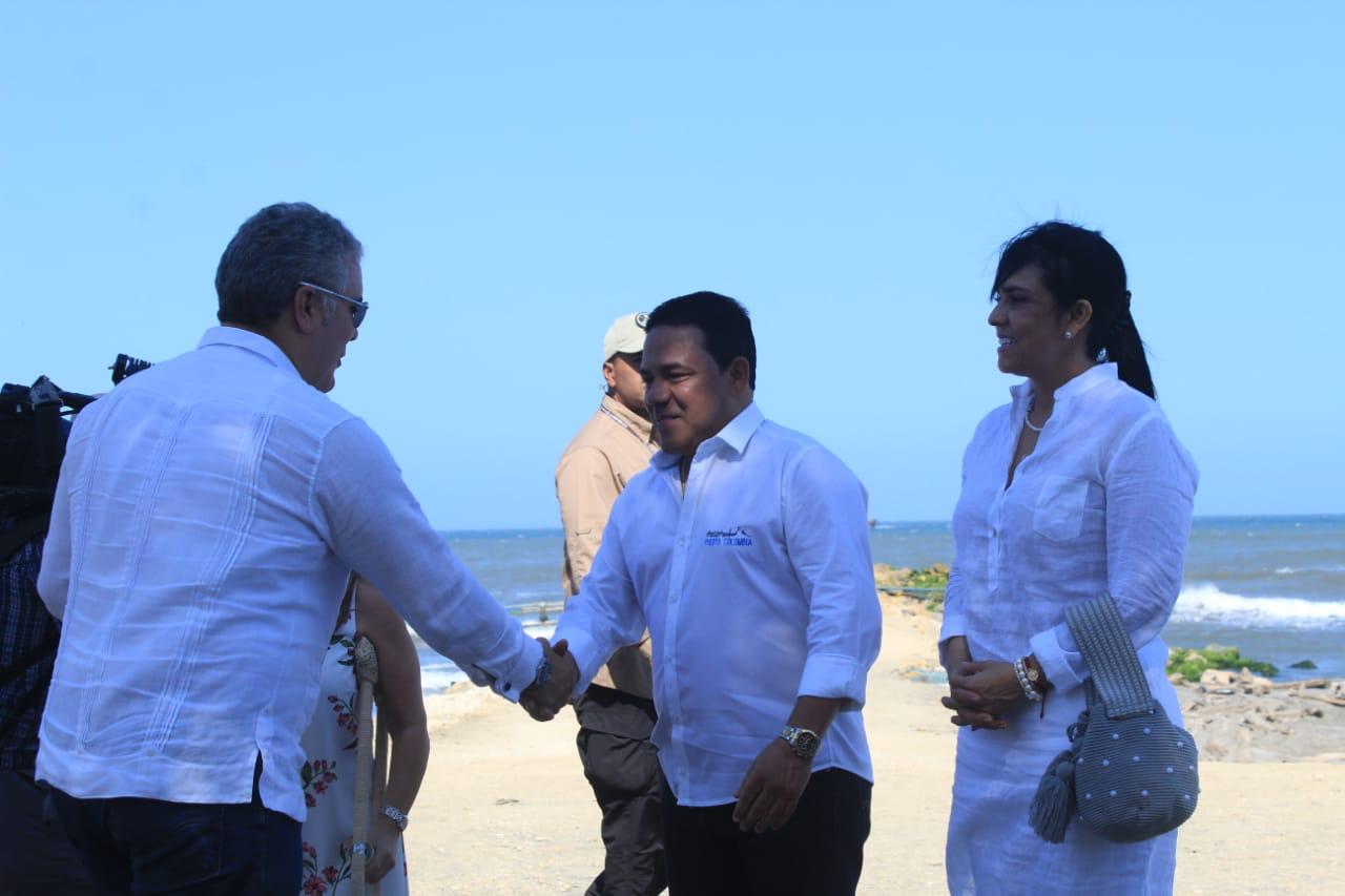El alcalde de Puerto Colombia, Wilman Vargas Altahona; el Presidente Duque y la Gobernadora Elsa Noguera.