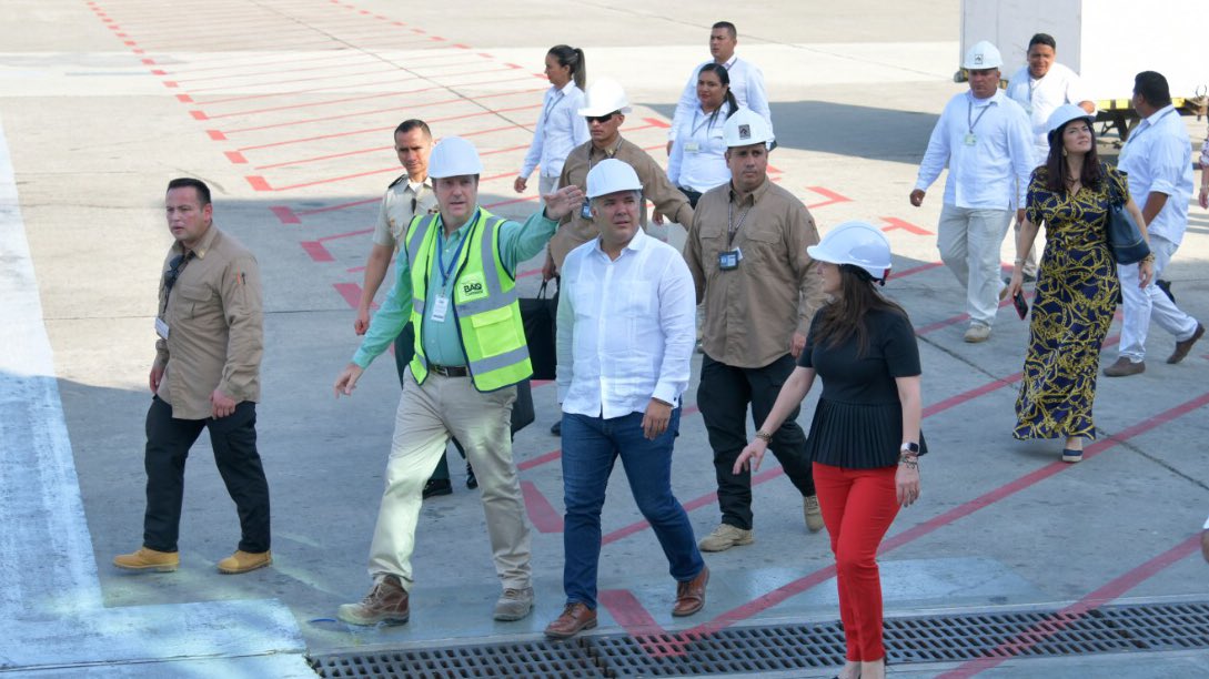 Presidente Iván Duque durante el recorrido por las obras del aeropuerto Ernesto Cortissoz.