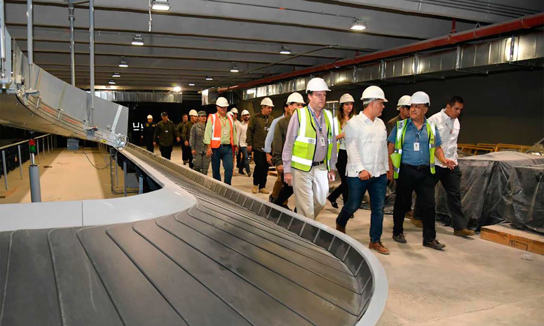 El Jefe de Estado recorrió las instalaciones de la terminal aérea, por poco más de una hora.