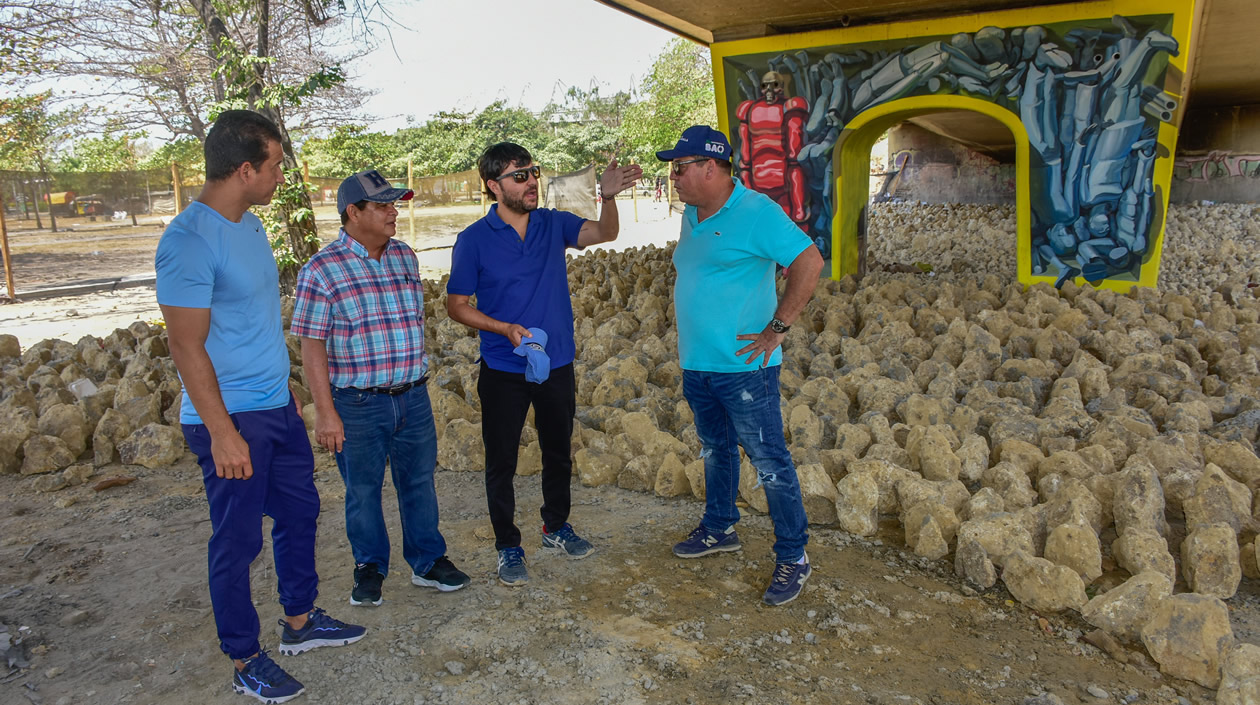 En la parte baja de las orejas del puente.