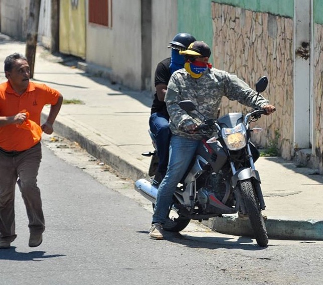 'Colectivos' del oficialismo cerca al lugar donde estaba Juan Guaidó.