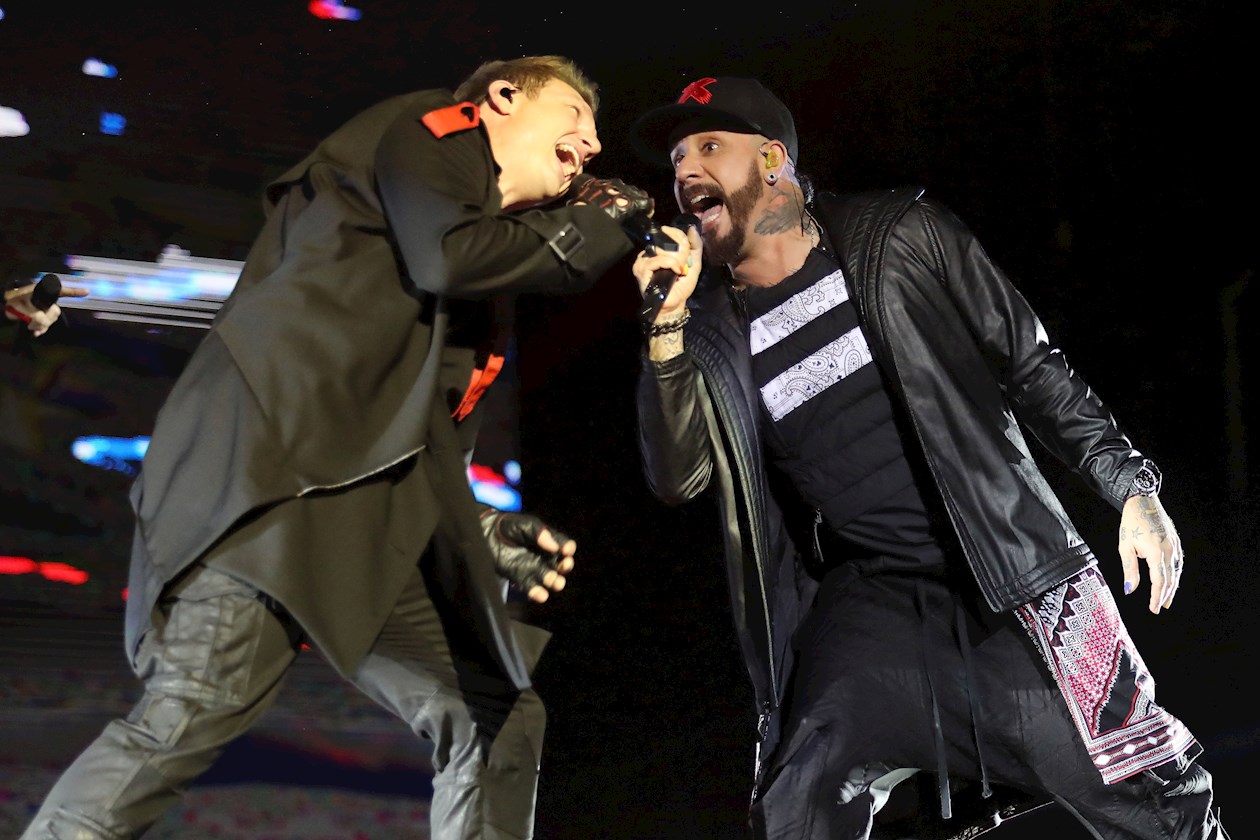Nick Carter  AJ McLean durante el concierto.