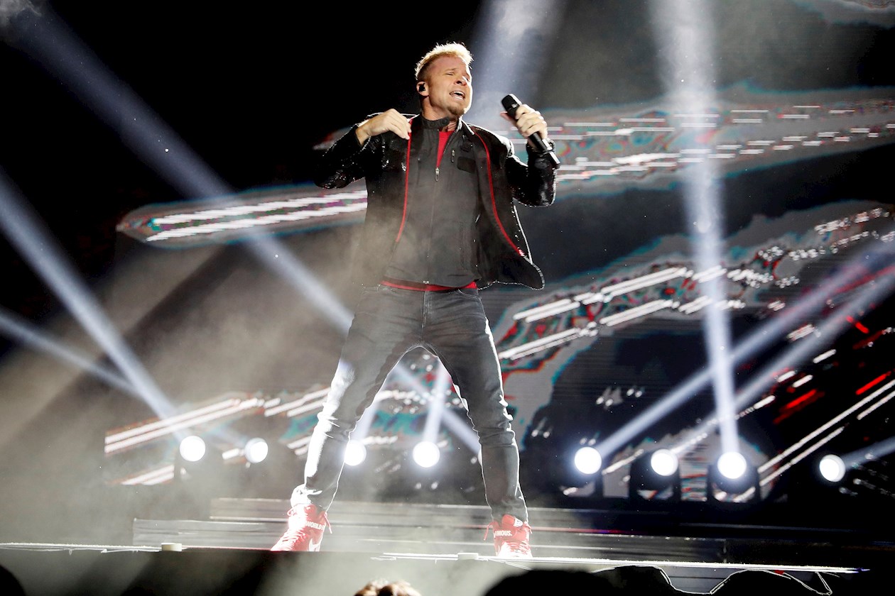Brian Littrell en medio del concierto.