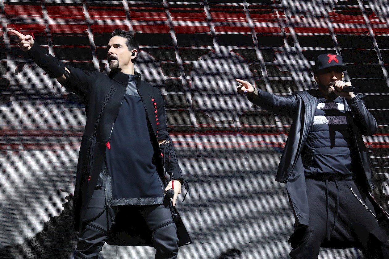 Kevin Richardson y AJ McLean mostrando a los asistentes sus mejores pasos.