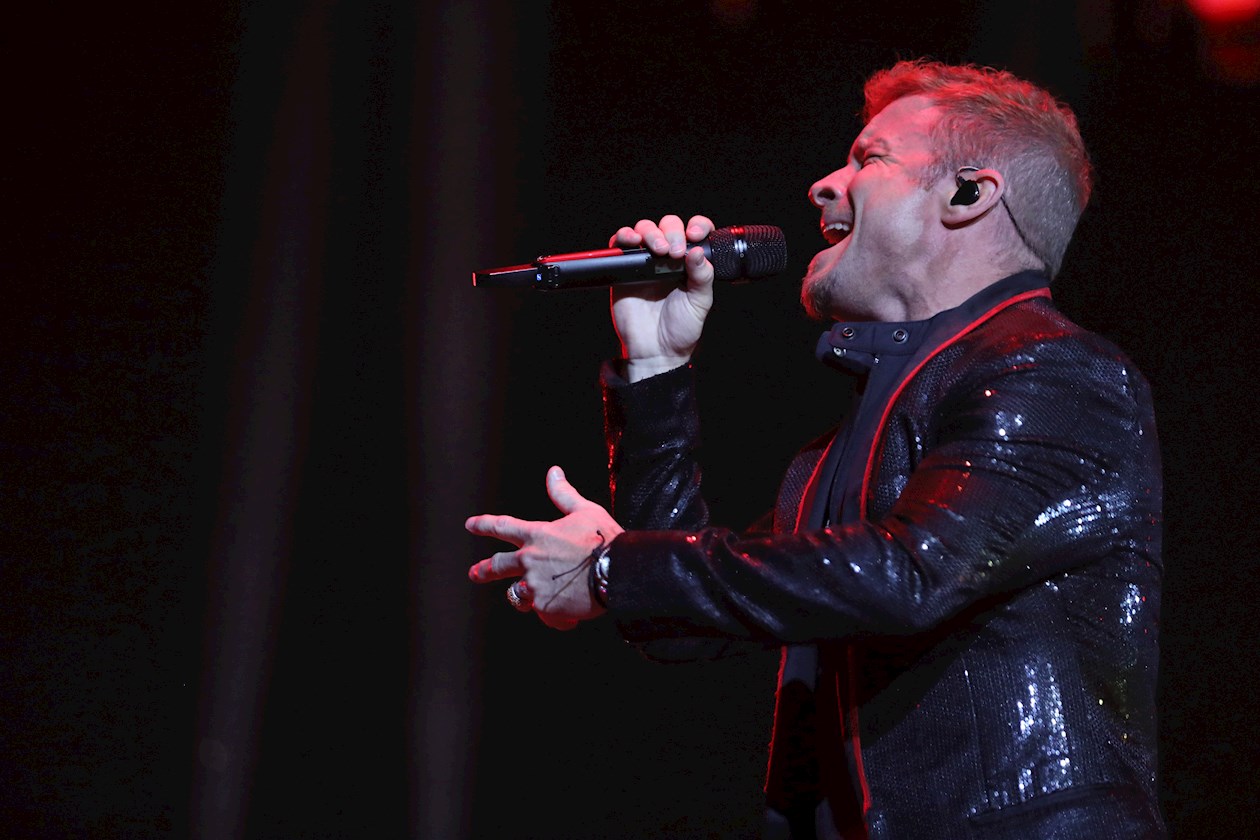 Brian Littrell interpretando los éxitos de la banda.
