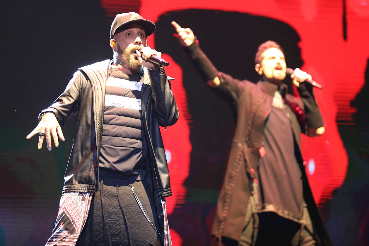 AJ McLean y Kevin Richardson animando a los fans durante tan concierto.