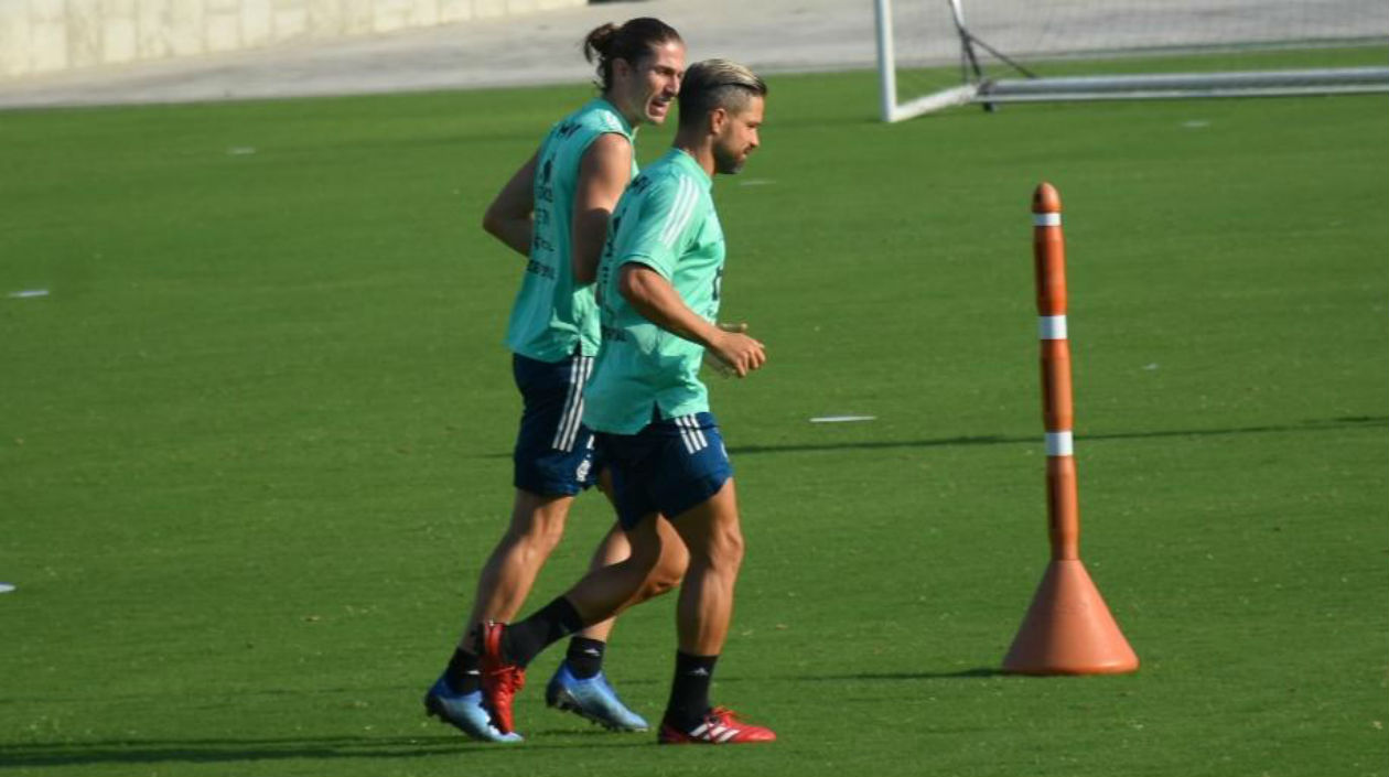 Diego Ribas conversa con Filipe Luís. 