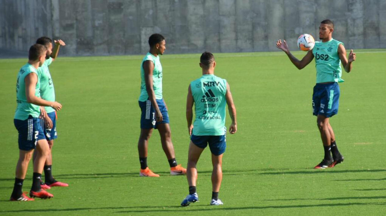 Los jugadores del 'mengao' trabajaron bajo un fuerte sol. 