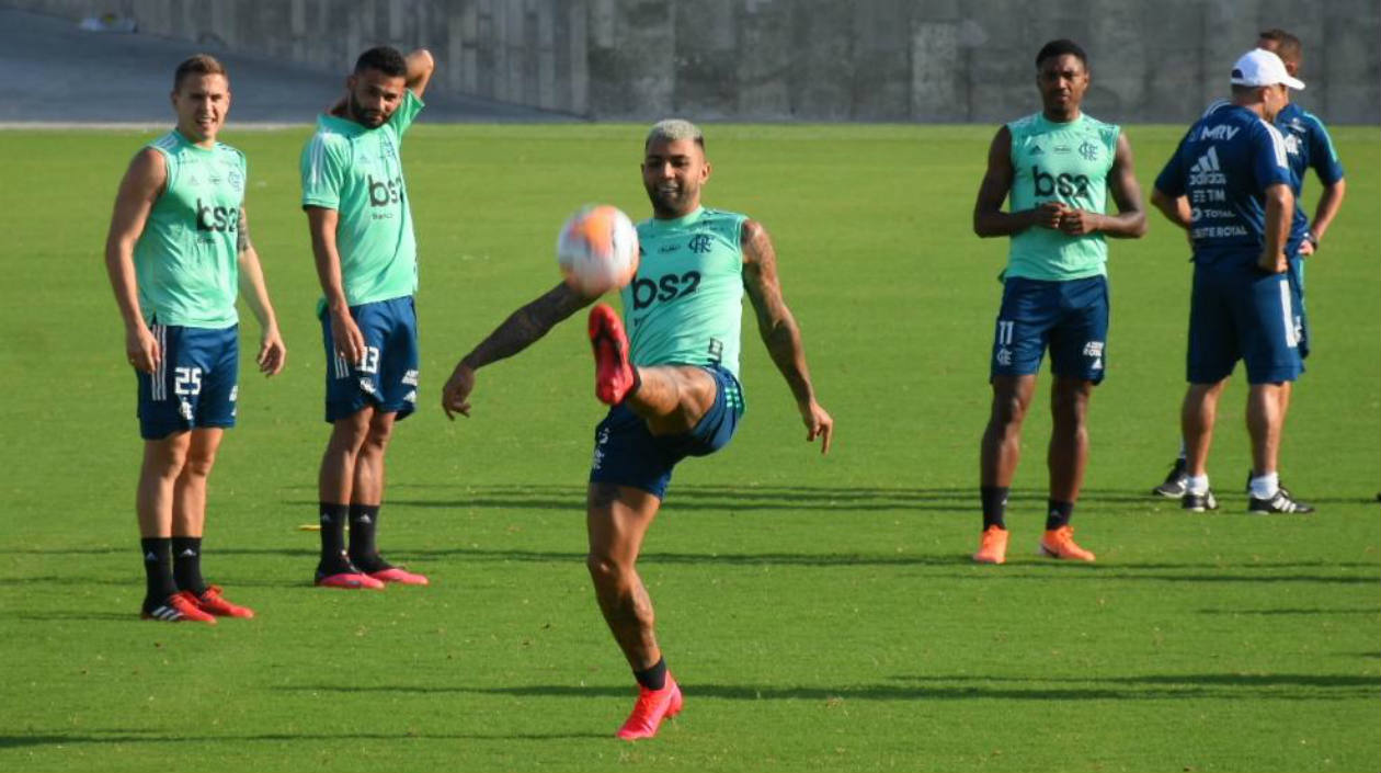 Gabriel Barbosa es el centro de las miradas. 