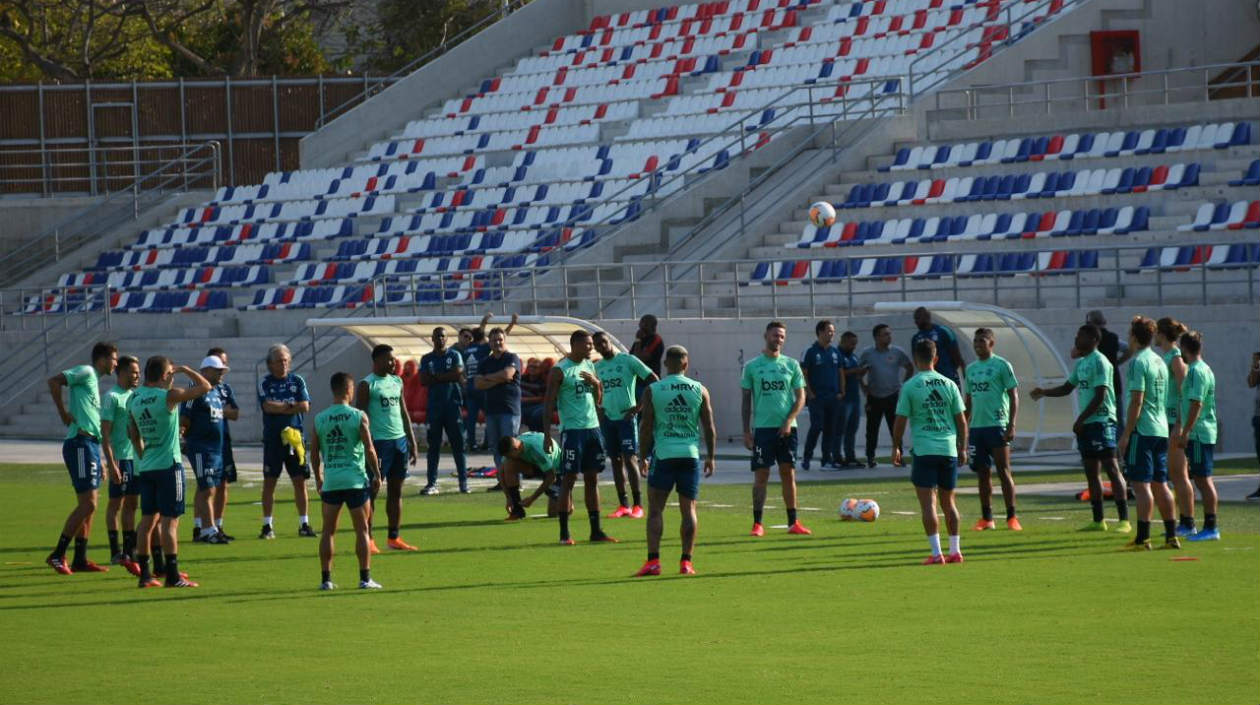 Los jugadores de Flamengo en la cancha del Romelio Martínez. 