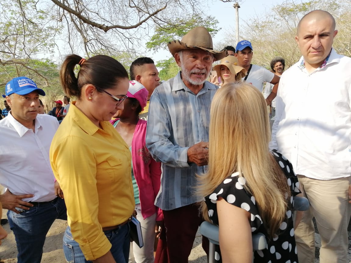 La Gobernadora del Atlántico, Elsa Noguera, junto a los habitantes del corregimiento.