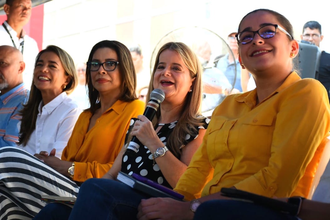 La Gobernadora presidiendo el encuentro.