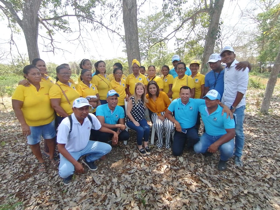 La Gobernadora reunida con productoras de arepas con huevo.