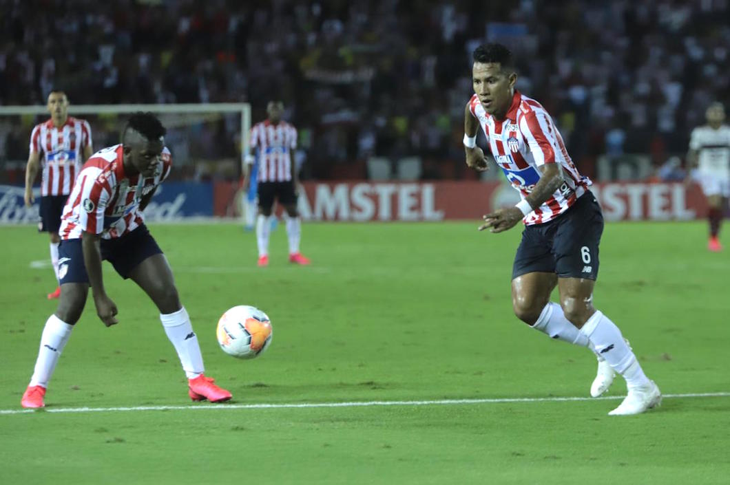 James Sánchez y Edwuin Cetré iniciando juego ofensivo.