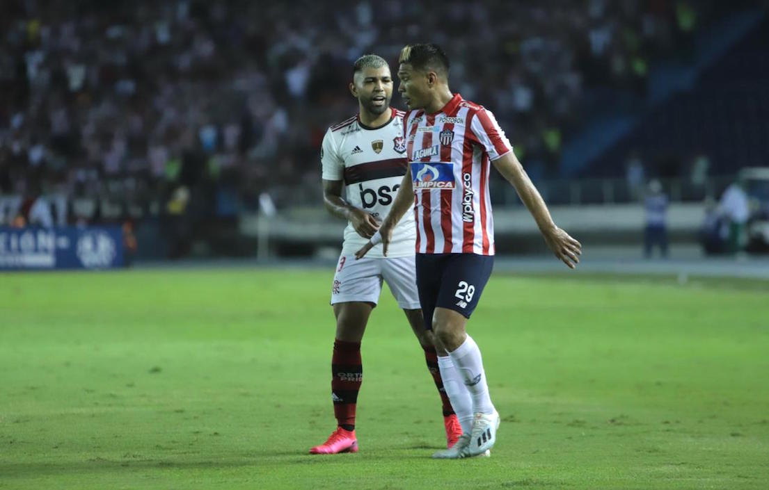 'Gabigol' discutiendo con Teófilo Gutiñérrez.