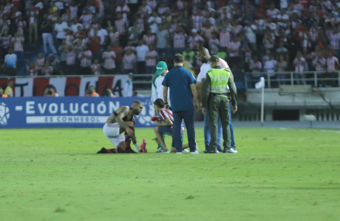 'Gabigol' quitándose los guayos para regalarlos al niño barranquillero.