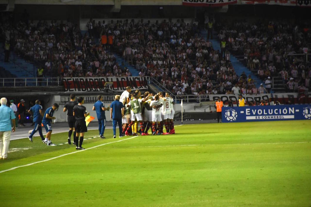 Jugadores de Flamengo celebrando el gol de Everton Ribeiro.