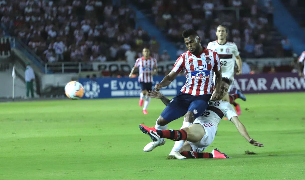 Miguel Ángel Borja neutralizado en jugada ofensiva.