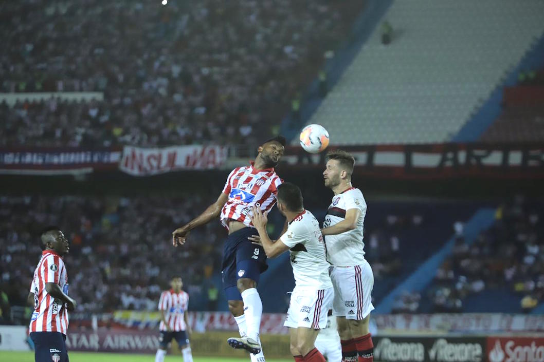 Miguel Ángel Borja intentando en juego aéreo.