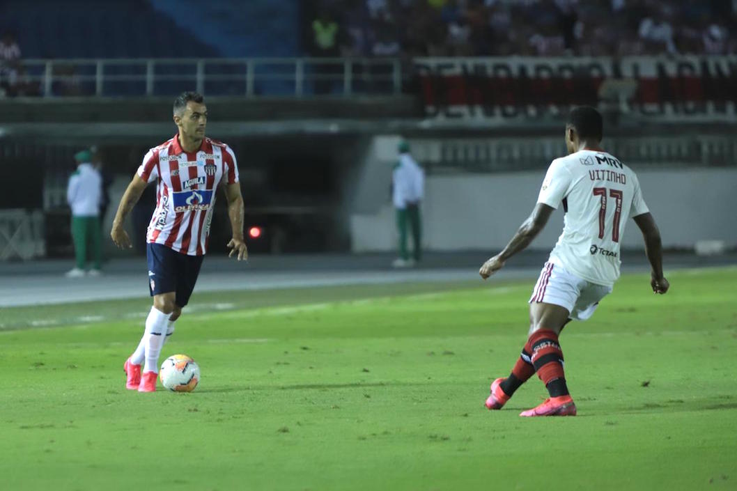 Marlon Piedrahita frente a Vitinho.