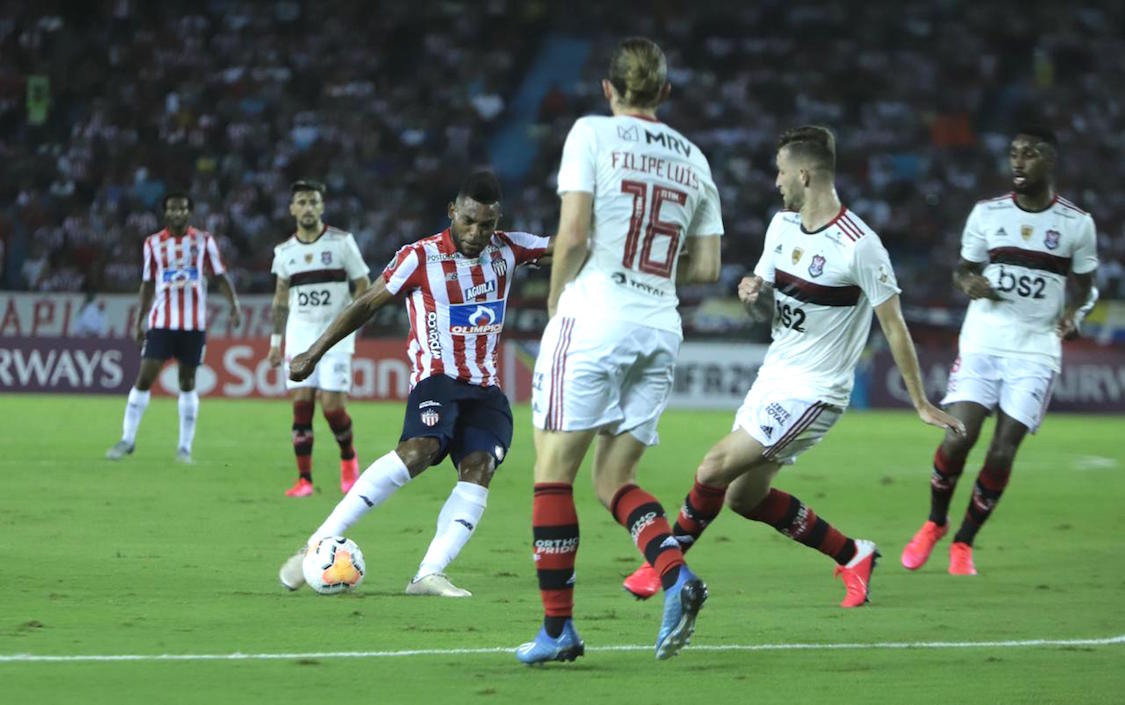 Miguel Ángel Borja rematando al arco de Diego Alves.
