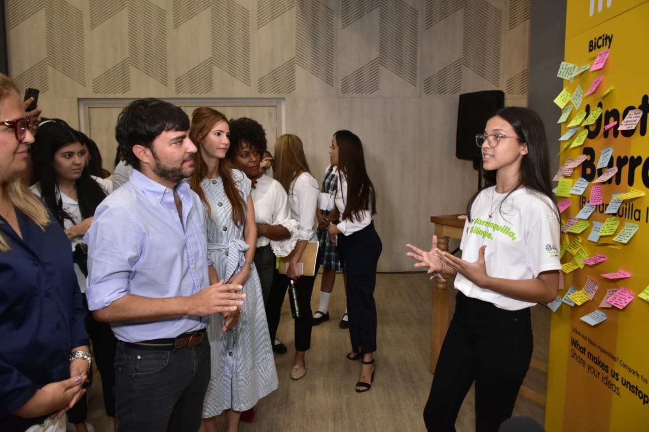 Una estudiante conversa con el Alcalde Jaime Pumarejo y su esposa Silvana Puello.