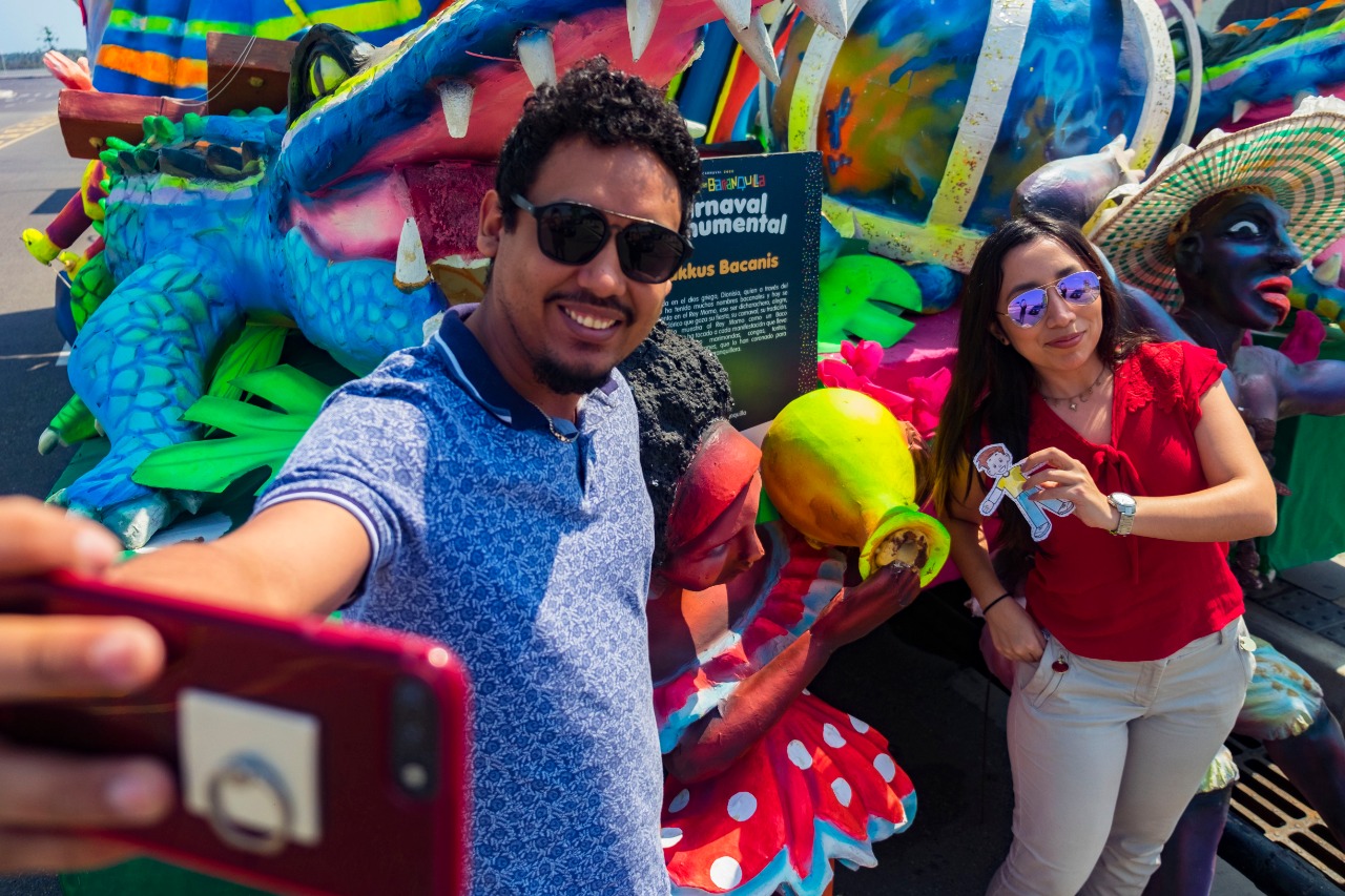 Visitantes tomándose fotos con las carrozas.