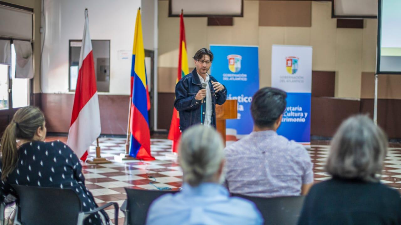 El artista plástico Guillermo Londoño durante conversatorio previo a la apertura de la exposición.