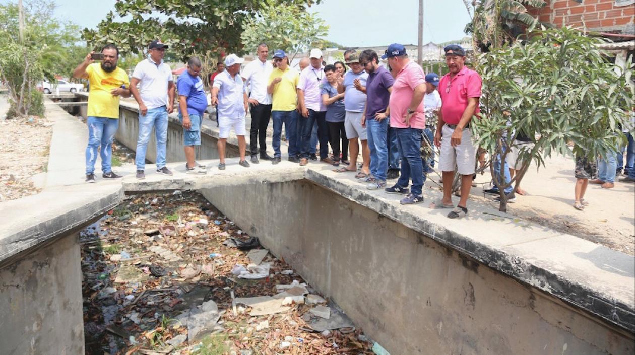 El Alcalde Jaime Pumarejo, durante su recorrido.