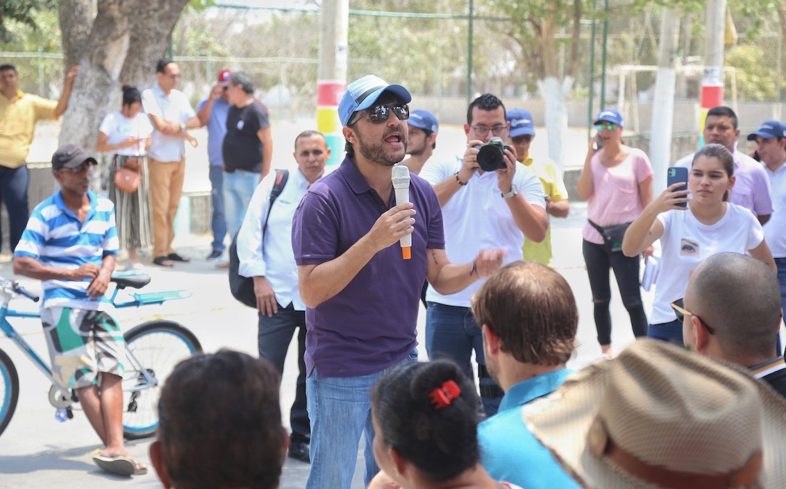 Dirigiéndose a los habitantes del sector.