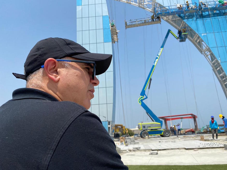 El empresario Christian Daes inspeccionando el montaje de la obra.